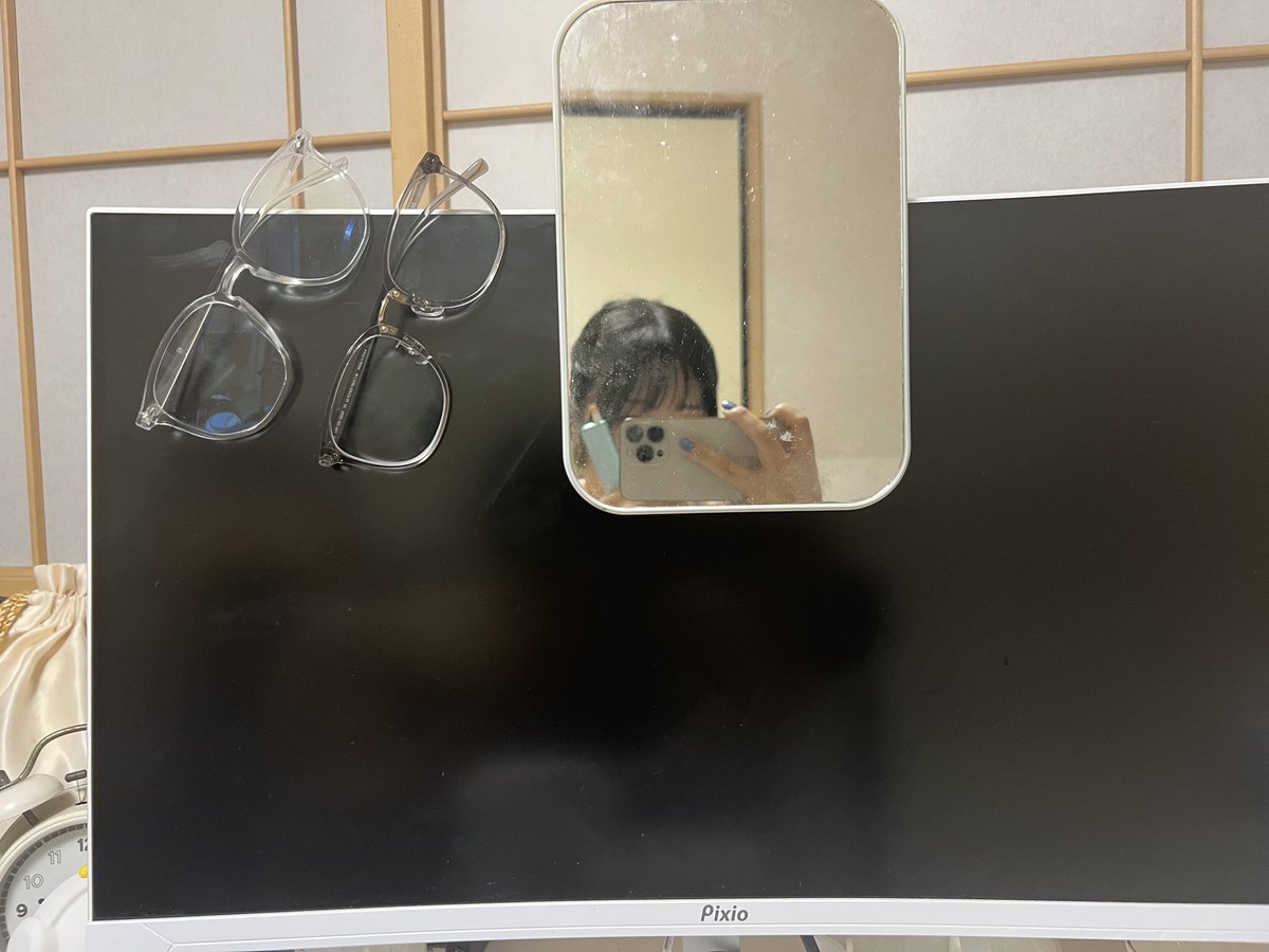 Himari___oo00's tweet photo. モニター使わない時いつもこれなんだけど優秀すぎる笑笑
髪巻く時にちょうどいい位置に鏡来る🪞 https://t.co/S0AowD0ATM
