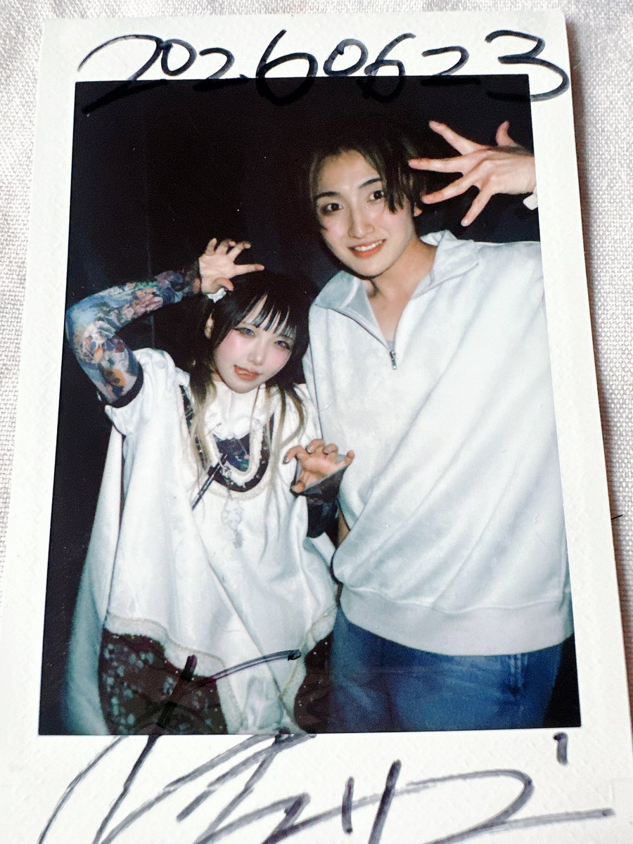 chinami46's tweet photo. 6-23 Blue Paddling
TOKYOてふてふ/ちむら詩文

お久しぶりのてふてふー！
会いにいくの半年ぶりくらいやのに覚えてくれとって感激ー！
無色透明にButtrfly-Hiもあってめちゃ楽しかった！相変わらずライブがいい、そしてちむらのアンニュイな表情が相変わらずいいね～！ライブ中めっちゃ顔ちかかった笑 https://t.co/ITcmauy9tE