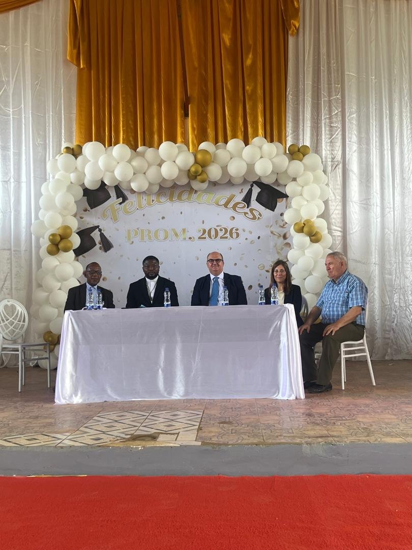 EmbEspMalabo's tweet photo. 🎓🇪🇸 El Embajador de España asistió al acto de clausura del curso académico del Colegio Español de Malabo, acompañado por la Directora de Programas de Educación.

Una jornada para reconocer el esfuerzo y la dedicación del alumnado, profesorado y familias.

#EspañaEnGE #Educación https://t.co/gSrXGqAaxO