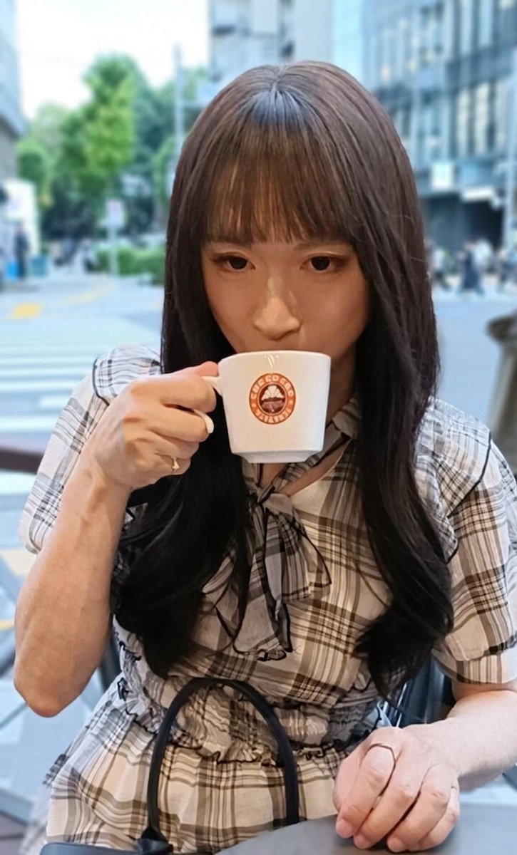 jososhi's tweet photo. 半日貸し切り脱出まりなん💜

「紫陽��と撮りたい！」

って言われた瞬間、

いや、可愛すぎかっ。

紫陽花を���つけるたび、
「あっちは色濃いね！」
「こっちの色も好き！」

って楽しそうにしてる姿が
ずっと絵になってました🥹

ちなみにお茶のお写真、

前髪を薄くしすぎて
テープが少し光ってしまったので、

前髪だけほんの少し増やしています🙇‍♀️

それ以外はほぼそのまま。

それにしても、

紫陽花も綺麗でしたが
キャッキャと騒ぐまりなんの方が満開の紫陽花に負けないくらい可愛いくて
キュンキュンしちゃいました💜

#ハイクオリティ
#半日貸し切り脱出
