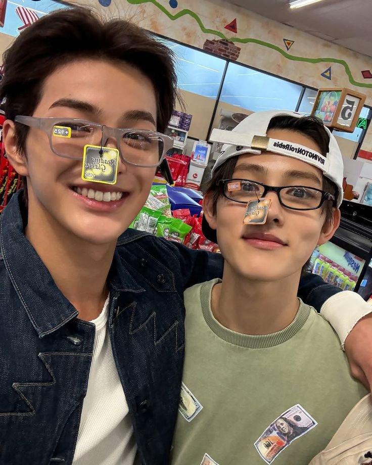 818zcrew's tweet photo. they come as a pair Do Not separate them 😕 https://t.co/2wLNL7TMzq