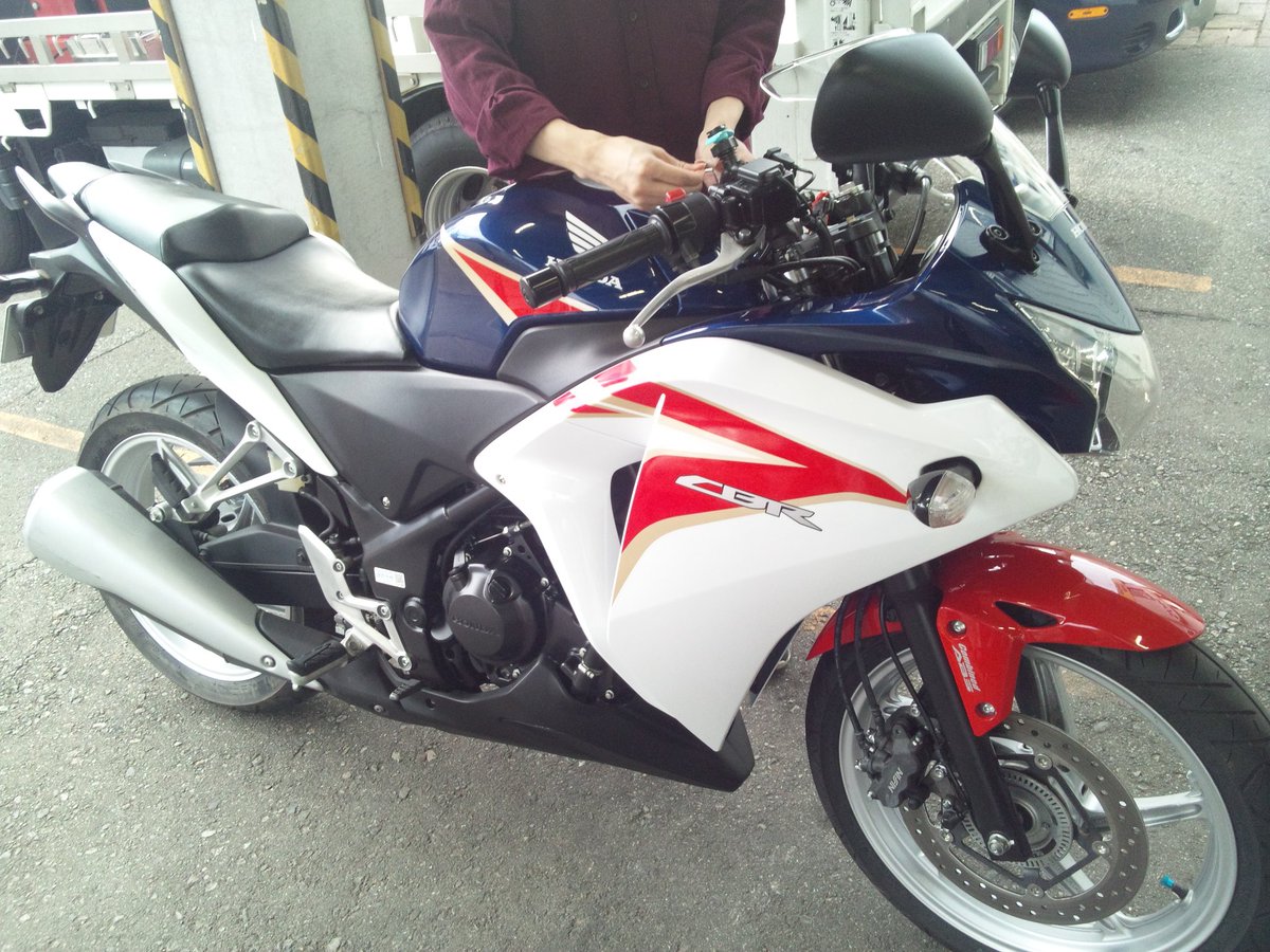 kawaguchi4429's tweet photo. @mugi117brz はじめました！冷やし中華…違っ…はじめまして！
私は理由があって乗らないのですが、白バイ隊員👮に成る可く日々努力している息子の父親です。
息子の愛車YAMAHA🏍️YZF R6(ヨーロッパ逆輸入バージョン)と前車HONDA CBR250です。それでも良ければ、何卒よろしくお願いしますだおかだ！出たｯ‼️wwꉂ🤣𐤔 https://t.co/Bdq3Tl2sJo