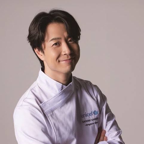 taeguide's tweet photo. Taehyung dined at the Michelin star restaurant Eatanic Garden, run by Chef Son Jong-won previously starred in Netflix’s Culinary Class Wars 2. The menu items are all introduced with a personal story written neatly on a card just like the one Taehyung posted. Taehyung must have really resonated with chef’s story about his grandmother to share this card on his IG 🥹