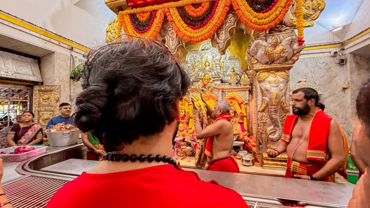 bageshwardham's tweet photo. मुंबई (महाराष्ट्र) के प्रसिद्ध महालक्ष्मी मंदिर में पूज्य सरकार ने माँ महालक्ष्मी के श्रीचरणों में उपस्थित होकर दर्शन एवं पूजा-अर्चना की। दिव्य मंत्रोच्चार, श्रद्धा और भक्ति से प���िपूर्ण इस पावन क्षण ने उपस्थित श्रद्धालुओं को आध्यात्मिक ऊर्जा एवं सनातन संस्कृति की अनुपम अनुभूति कराई