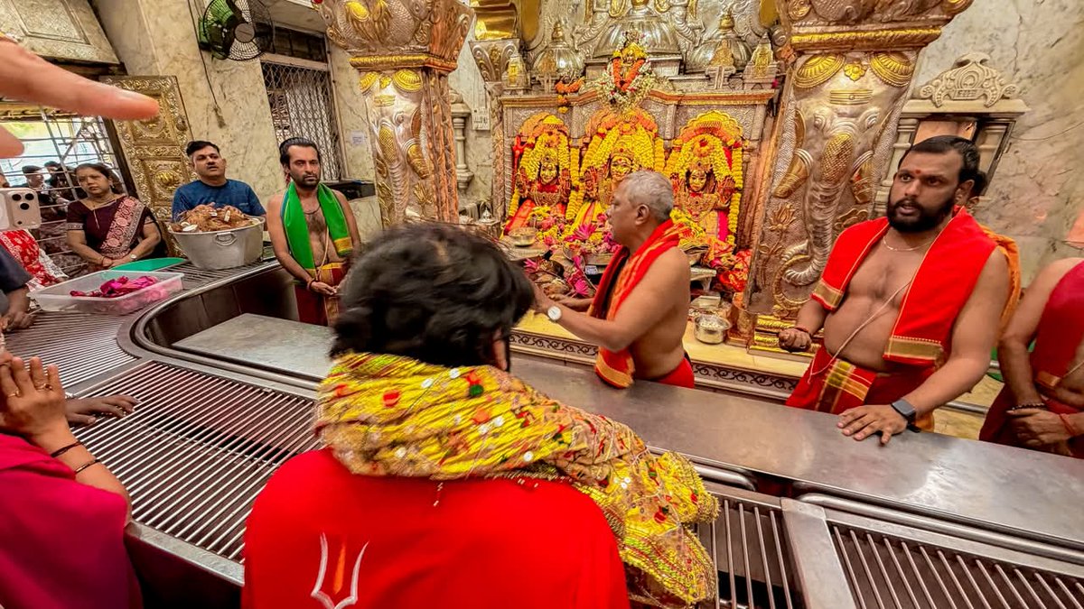 bageshwardham's tweet photo. मुंबई (महाराष्ट्र) के प्रसिद्ध महालक्ष्मी मंदिर में पूज्य सरकार ने माँ महालक्ष्मी के श्रीचरणों में उपस्थित होकर दर्शन एवं पूजा-अर्चना की। दिव्य मंत्रोच्चार, श्रद्धा और भक्ति से प���िपूर्ण इस पावन क्षण ने उपस्थित श्रद्धालुओं को आध्यात्मिक ऊर्जा एवं सनातन संस्कृति की अनुपम अनुभूति कराई