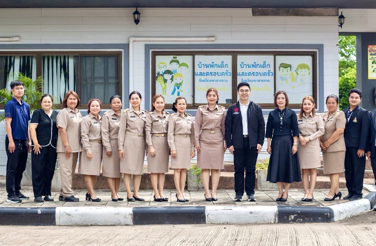 film_anekchai's tweet photo. [ ตรวจเยี่ยมศูนย์คุ้มครองฯ – บ้านพักเด็กฯ มุ่งยกระดับคุณภาพชีวิตและสวัสดิภาพกลุ่มเป้าหมายใน จ.มหาสารคาม 😃🤟🏻✨]
.
ฟิล์มได้รับมอบหมายจากพี่ป๊อป นิกร โสมกลาง @NSoemklang  รมว.พม. ให้ลงพื้นที่ติดตามการดำเนินงานของหน่วยงานกระทรวง พม. ในจังหวัดมหาสารคาม เมื่อวันจันทร์ที่ผ่านมาครับ
.
จุดที่ 1️⃣ การตรวจเยี่ยมการดำเนินงานของศูนย์คุ้มครองและเสริมสร้างคุณภาพชีวิตจังหวัดมหาสารคาม เพื่อติดตามภารกิจของกระทรวง พม. รับทราบข้อมูลสถานการณ์กลุ่มเป้าหมาย ทรัพยากร และทุนทางสังคมโดยรวมของจังหวัด พร้อมทั้งรับทราบรายงานผลการดำเนินงานด้านการคุ้มครองคนไร้ที่พึ่ง การควบคุมการขอทาน และผลการเบิกจ่ายงบประมาณรายจ่ายประจำปีงบประมาณ พ.ศ. 2569 ตามโครงการและกิจกรรมขับเคลื่อนนโยบายสำคัญ ตลอดจนรับฟังปัญหาอุปสรรคในการดำเนินงาน ให้กำลังใจและรับข้อเสนอแนะจากเจ้าหน้าที่ผู้ปฏิบัติงานในพื้นที่ เพื่อนำไปพัฒนาระบบการจัดสวัสดิการสังคมให้มีประสิทธิภาพและเข้าถึงประชาชนได้อย่างทั่วถึง รวมถึงมอบเครื่องอุปโภคบริโภคที่จำเป็นแก่คนไร้ที่พึ่งเพื่อบรรเทาความเดือดร้อน
.
จุดที่ 2️⃣ การตรวจเยี่ยมบ้านพักเด็กและครอบครัวจังหวัดมหาสารคาม เพื่อให้มั่นใจว่าเด็กและเยาวชนในพื้นที่ได้รับการปกป้องดูแลสวัสดิภาพอย่างเหมาะสมครับ