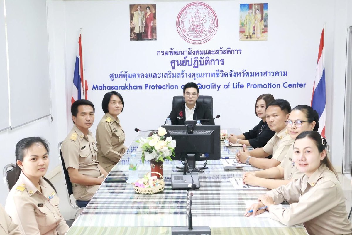 film_anekchai's tweet photo. [ ตรวจเยี่ยมศูนย์คุ้มครองฯ – บ้านพักเด็กฯ มุ่งยกระดับคุณภาพชีวิตและสวัสดิภาพกลุ่มเป้าหมายใน จ.มหาสารคาม 😃🤟🏻✨]
.
ฟิล์มได้รับมอบหมายจากพี่ป๊อป นิกร โสมกลาง @NSoemklang  รมว.พม. ให้ลงพื้นที่ติดตามการดำเนินงานของหน่วยงานกระทรวง พม. ในจังหวัดมหาสารคาม เมื่อวันจันทร์ที่ผ่านมาครับ
.
จุดที่ 1️⃣ การตรวจเยี่ยมการดำเนินงานของศูนย์คุ้มครองและเสริมสร้างคุณภาพชีวิตจังหวัดมหาสารคาม เพื่อติดตามภารกิจของกระทรวง พม. รับทราบข้อมูลสถานการณ์กลุ่มเป้าหมาย ทรัพยากร และทุนทางสังคมโดยรวมของจังหวัด พร้อมทั้งรับทราบรายงานผลการดำเนินงานด้านการคุ้มครองคนไร้ที่พึ่ง การควบคุมการขอทาน และผลการเบิกจ่ายงบประมาณรายจ่ายประจำปีงบประมาณ พ.ศ. 2569 ตามโครงการและกิจกรรมขับเคลื่อนนโยบายสำคัญ ตลอดจนรับฟังปัญหาอุปสรรคในการดำเนินงาน ให้กำลังใจและรับข้อเสนอแนะจากเจ้าหน้าที่ผู้ปฏิบัติงานในพื้นที่ เพื่อนำไปพัฒนาระบบการจัดสวัสดิการสังคมให้มีประสิทธิภาพและเข้าถึงประชาชนได้อย่างทั่วถึง รวมถึงมอบเครื่องอุปโภคบริโภคที่จำเป็นแก่คนไร้ที่พึ่งเพื่อบรรเทาความเดือดร้อน
.
จุดที่ 2️⃣ การตรวจเยี่ยมบ้านพักเด็กและครอบครัวจังหวัดมหาสารคาม เพื่อให้มั่นใจว่าเด็กและเยาวชนในพื้นที่ได้รับการปกป้องดูแลสวัสดิภาพอย่างเหมาะสมครับ