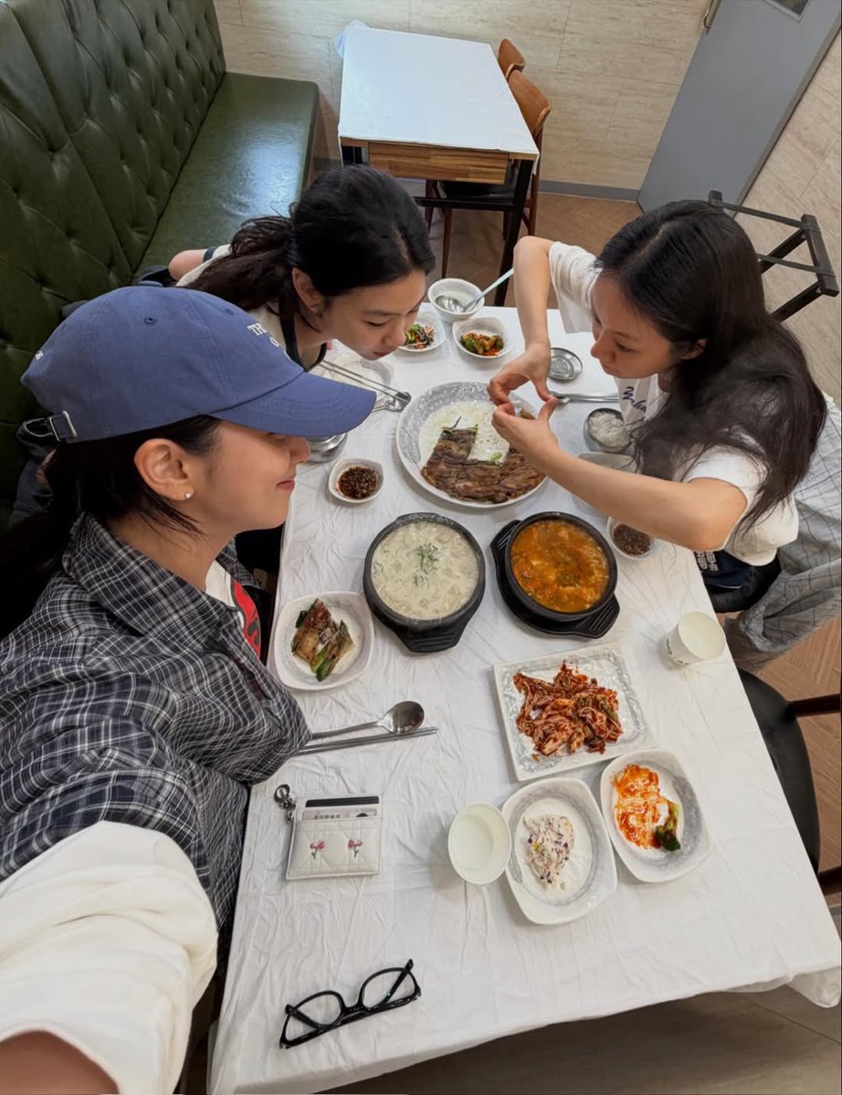 GODTIERJISOO's tweet photo. pilates club https://t.co/2lXS9hcont
