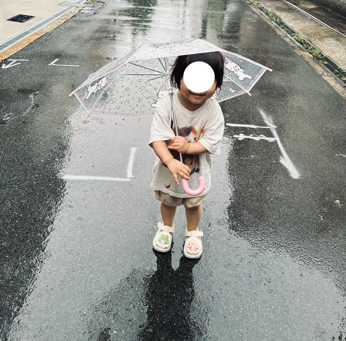 dddddoraemoon's tweet photo. お気に入りのノンタンの傘を出してもらえるので雨もへっちゃららしい https://t.co/iairK6ly2X