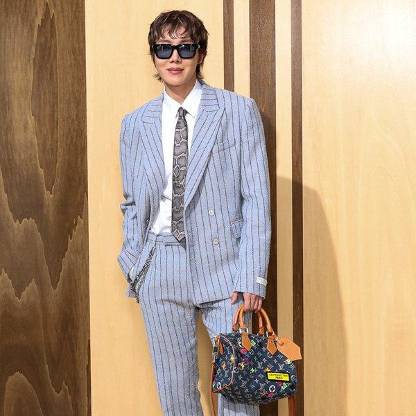 _Kpop_Stats_'s tweet photo. #JHOPE of #BTS at the Louis Vuitton show. https://t.co/ocqna3aR06