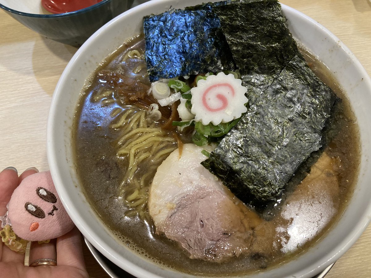hocchan2133's tweet photo. 麺や六等星さん！調布になってからはお初！牡蠣と節ベースの中華そば✨きんちゃんは背脂にしてたので私はネギ油で！節強ぉ！じんわり奥行きが出てるのは牡蠣のおかげなのかしら！塩分高めで美味しい〜♡このスマホケースに気づいた店員さんに濃さ大丈夫ですか薄くないですかぁと心配されて面白かった😆 https://t.co/32o1xQ7fCU