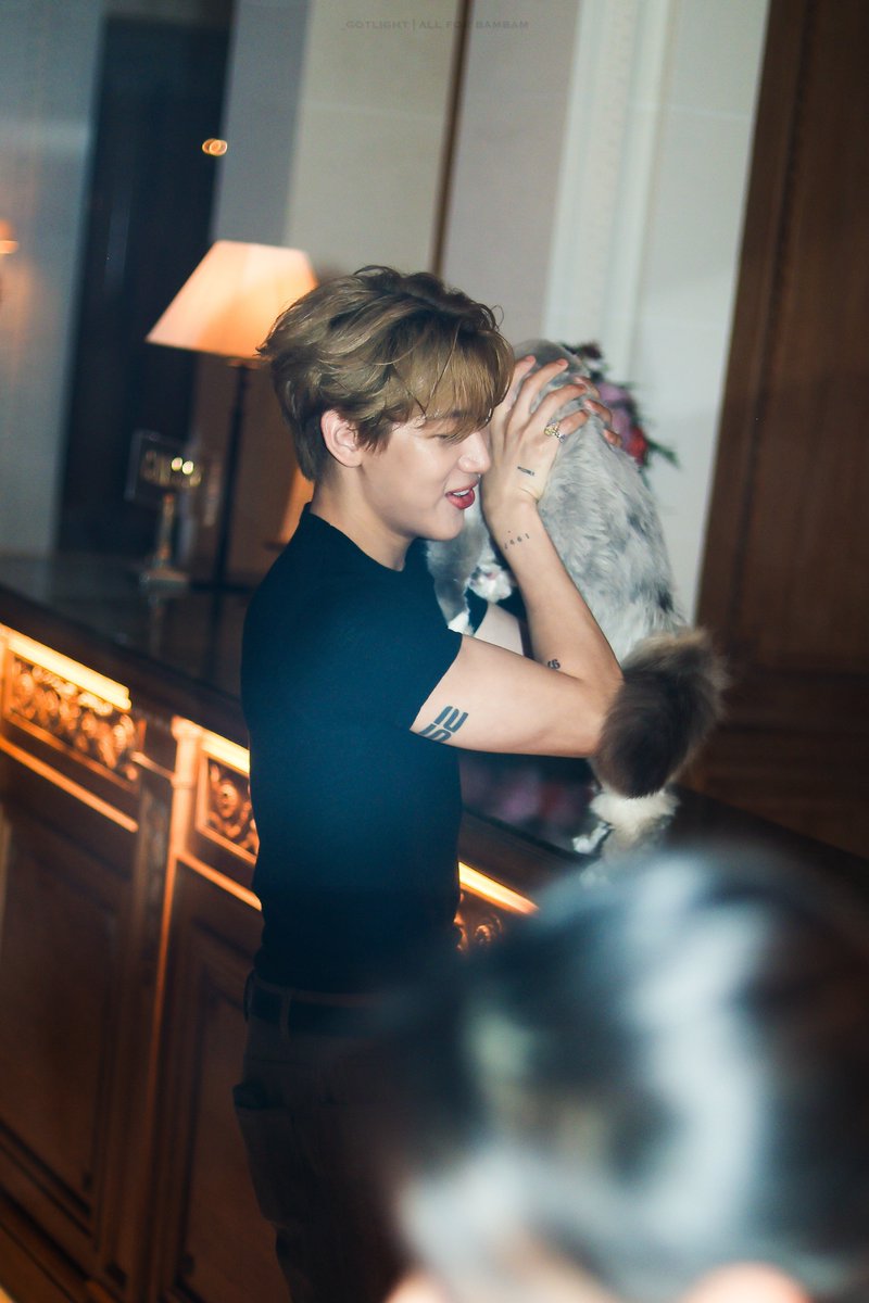 kwanjai25kwan's tweet photo. เสื้อดําหล่อจัง😍

🫪

#BamBamxLVMenSS27
#BamBam #LVMenSS27 #LouisVuitton https://t.co/Y9l3gtkc8e