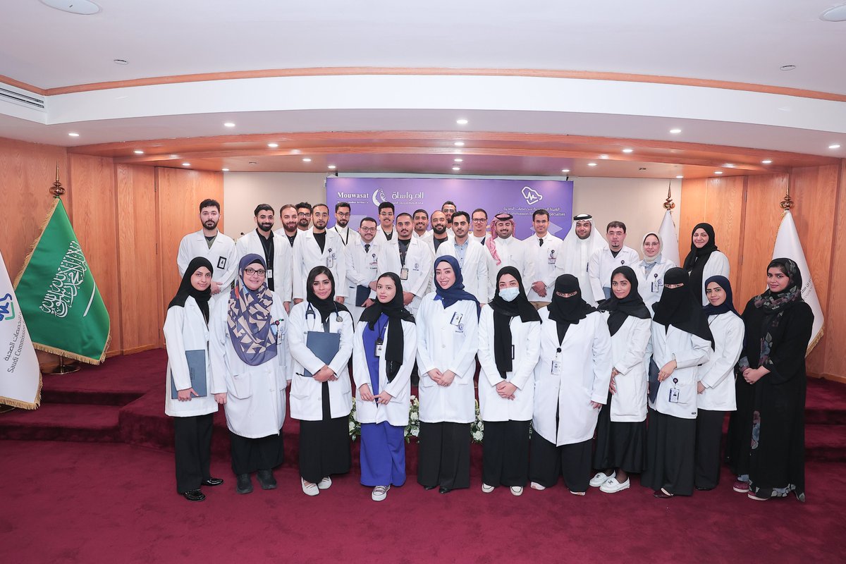 Mouwasat_hosp's tweet photo. نفخر بتخرج الدفعة الأولى من برنامج الدراسات العليا بمستشفى المواساة بالدمام، في خطوة تعكس التزامنا بتأهيل الكفاءات الصحية وتعزيز التعليم الطبي بما يسهم في إعداد جيل من الممارسين الصحيين المؤهلين، وذلك دعمًا لرؤية المملكة 2030 في تطوير جودة الرعاية الصحية. #مستشفى_المواساة https://t.co/ICO3iny8Ol