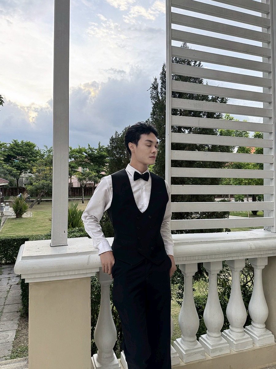 khangguy_v's tweet photo. Somewhere between who I was and who I’m becoming.

✨

#ootd #mensstyle #actorlife #malemodel #portrait https://t.co/TPU1ZUUl4A