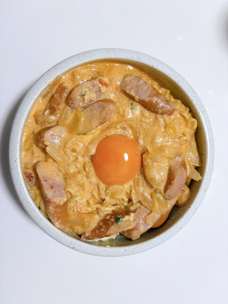 zero7ban's tweet photo. 明日は5ヶ月ぶりの有給〜。
そりゃ浮かれるしかない。
何食べても美味しいお気に入りの居酒屋で1人飲み。
サービスで出してもらった日本酒がピチピチフレッシュでめっちゃ美味しい。
いいお値段するのも納得。
締めはお家で辛ラーメン。
酒はまだ飲む。 https://t.co/0SjvlRdobW
