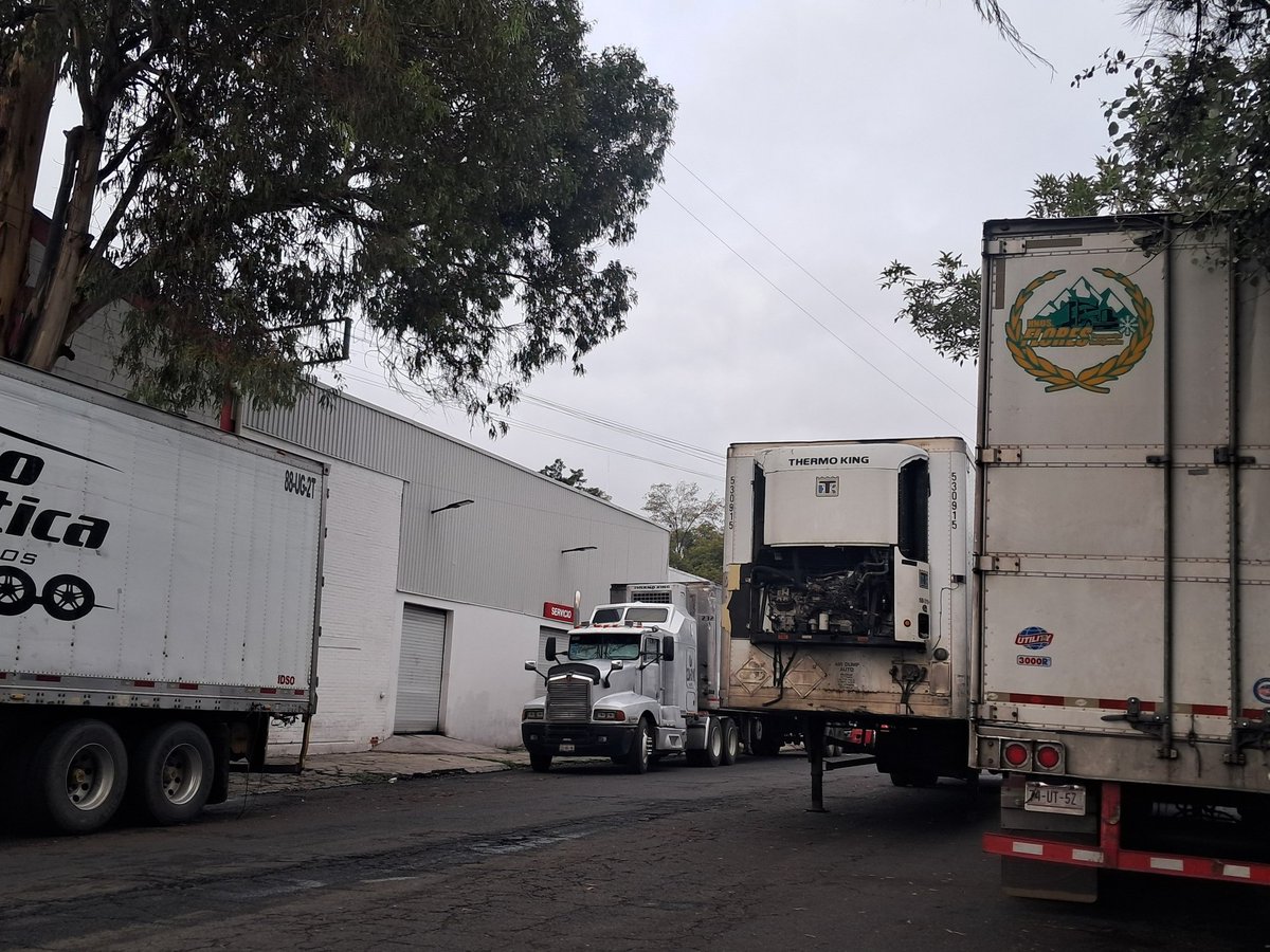 fmolinamtz's tweet photo. @OVIALCDMX @UCS_GCDMX @Alc_Iztapalapa Podrían apoyar a quitar esa caja de tráiler que algún camionero dejó en segunda fila? Diario es lo mismo y es frente a una guardería poniendo en peligro a los niños que van a dejar. Esto es en Moleros entre Rojo Gómez y Alciceria CEDA Iztap https://t.co/1X74AQGdyY