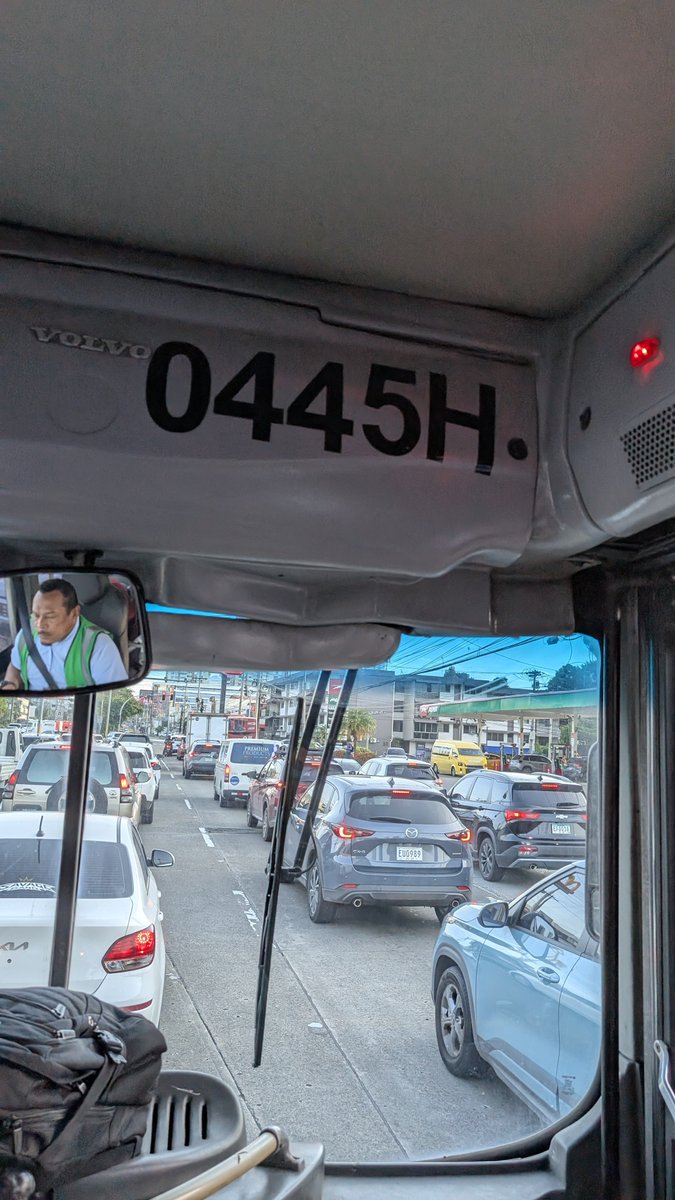 AlexPty04's tweet photo. @OficialMiBus Quiero reportar al chofer de la ruta C903 placa 0445H hora 7:15 am la persona no realizó la para en el área de Plaza Mirage a 3 personas que nos diríamos a las oficinas de la CSS cuando se le hizo la parada tiempo. Se cambió de carril y no insulto. https://t.co/WzS1DukDhl