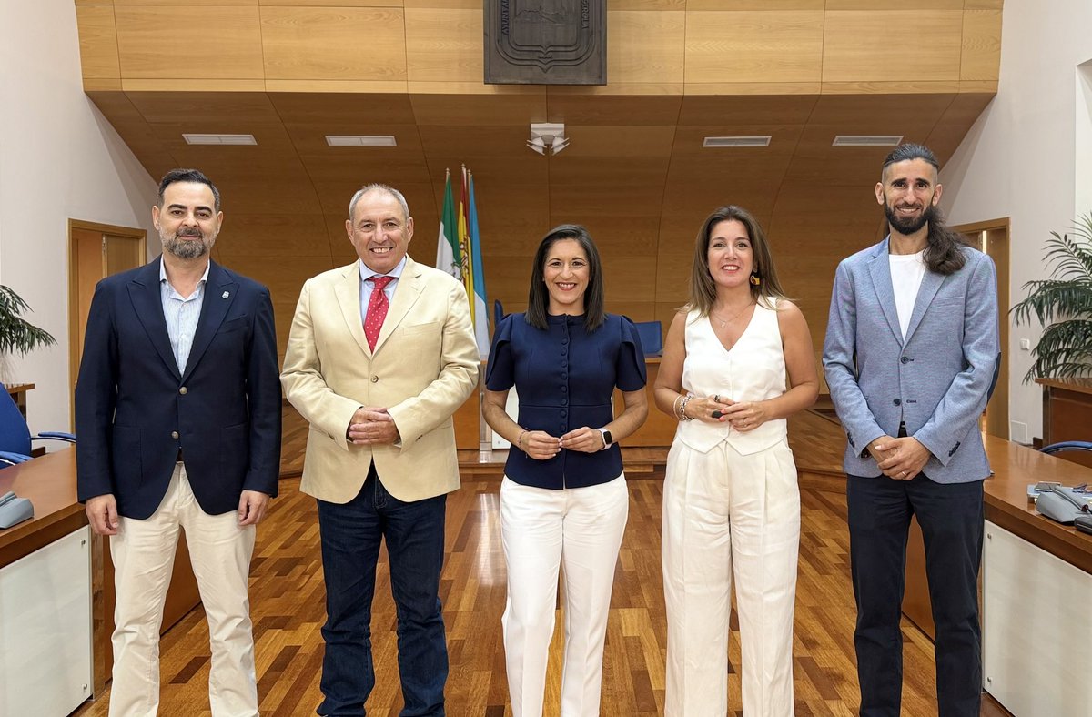 PSOE_AytoFng's tweet photo. Damos la bienvenida a Juan Andrés Camacho a la Corporación de #Fuengirola. Defendemos la gestión del Gobierno de España para la mayoría social, reclamamos mejoras en la conexión con el Hospital Costa del Sol y situamos a las personas en el centro de la política. https://t.co/zo5wFnXlc0