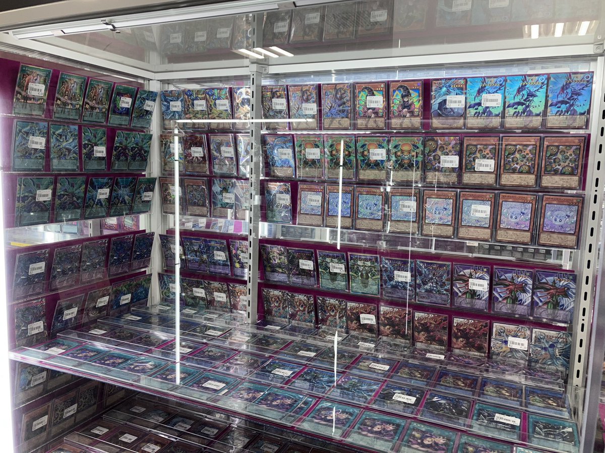 遊戯王コーナー、ショーケース内のカード並べ替えを行いました‼️ 様々