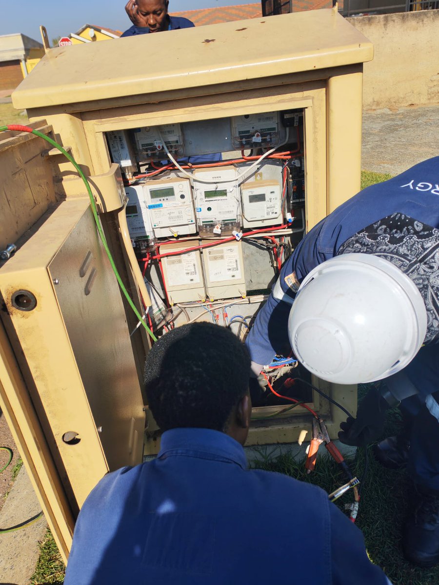City_Ekurhuleni's tweet photo. β‘#FixingThe Frontline | #CoEPowerUpdate:
#Ekurhuleni Energy Department is responding to the residentsβ complaints across the city, fixing their electricity issues.
π#Springs:
Electricians conducted a reset to the 3-phase circuit breaker on Lear Road in Nuffield. https://t.co/c37RQ6VFuv