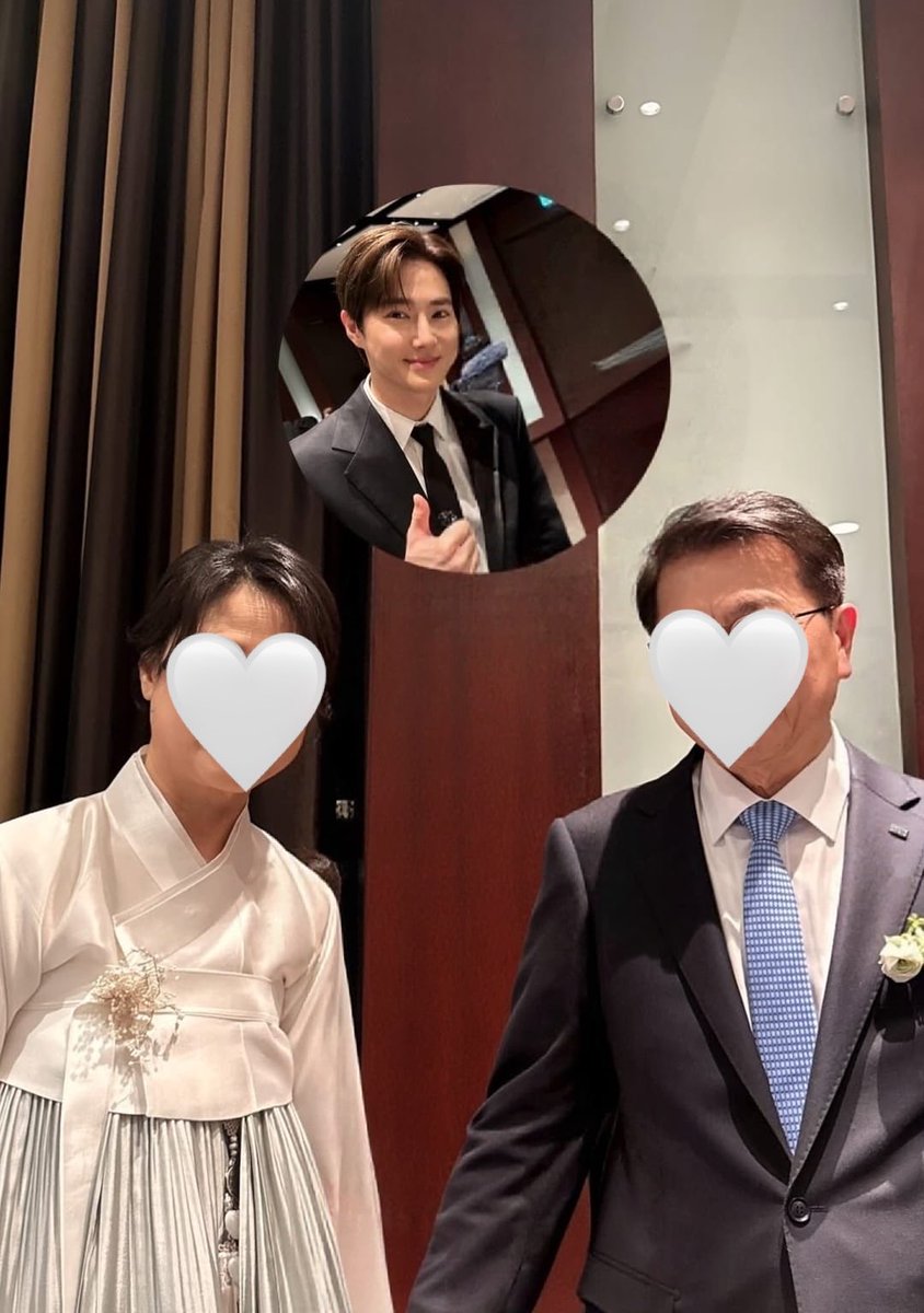 revi_______'s tweet photo. background keluarga SUHO dan cerita-cerita tentang mereka tuh selalu bikin amaze ✨

Papa Kim seorang profesor ekonomi,
Mama Kim seorang guru matematika,
Hyungnya lulusan S2 KAIST,
SUHO sendiri sempet kuliah di KNUA.

>> SUHO yg pernah kabur dari rumah gegara berantem sama hyungnya, tapi lucunya dia ngabarin dulu ke Mama Kim kalo dia kabur ke tempat Kai biar ga bikin orangtuanya khawatir😂

>> Hyungnya SUHO itu strict banget, waktu SUHO sempet cedera kakinta jadi ga bisa latihan nari, dia “agak” sedikit santai2 tapi sama hyungnya malah diomelin, kan yg sakit kakinya, kan kamu masih bisa latihan vokal

>> Papa Mama Kim sempet nentang SUHO buat jadi penyanyi, dia cerita banyak banget nerima tawaran casting jalanan gitu dan diantaranya ada SM, terus ortunya nantang kalo kamu berhasil masuk ke SM, kita pikir-pikir lagi deh keinginanmu buat jadi penyanyi

>> SUHO pernah cerita pas dia dapet gaji pertama  dia kumpulin sampe tahun kedua debut terus ada keinginan buat traveling ke luar negeri bareng sekeluarganya, tapi Papa Mama Kim nolak dan nyaranin SUHO buat make uangnya untuk donasi aja 🥹