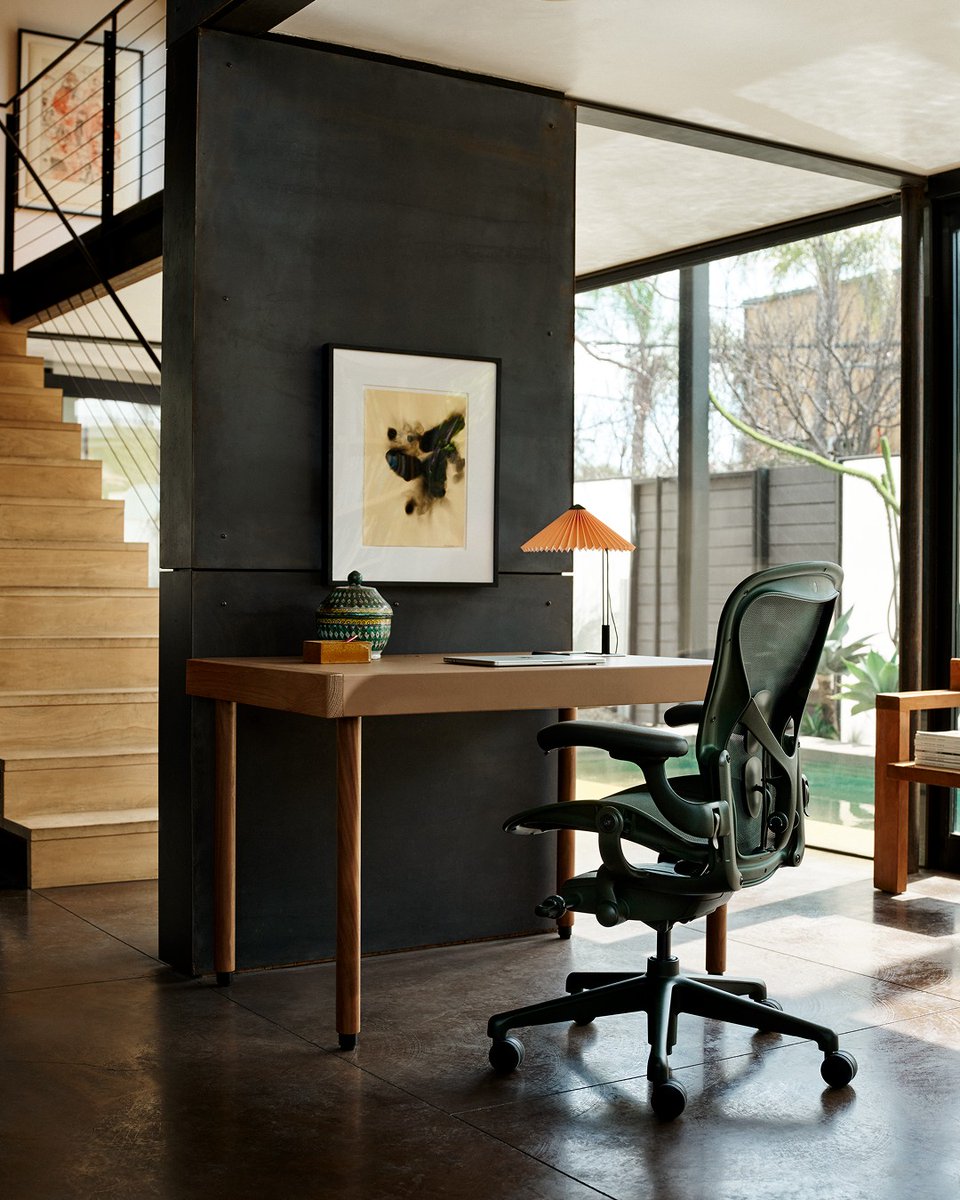 JohnAMarshallCo's tweet photo. What’s an easy way to bring a sense of calm and balance to an office? Add something green. Why not do so with an Aeron Chair by @HermanMiller in its newest shade, Jasper—an earthy dark olive green? https://t.co/8UFvixxUqC

Photos by Pippa Drummond, courtesy of Herman Miller https://t.co/whNXjGb70a