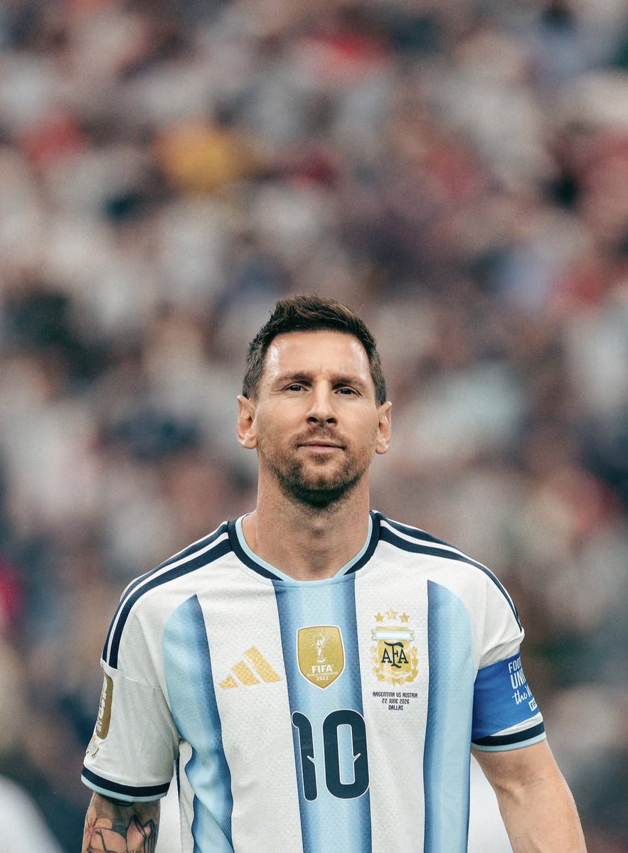 GiScaglia's tweet photo. Feliz cumple al mejor del mundo, Leo Messi. Gracias por hacernos tan felices, por llevar a Rosario y a la Argentina a lo más alto y por demostrar que la humildad también puede ser gigante. 🇦🇷🎂 https://t.co/gFVdJnWSXB