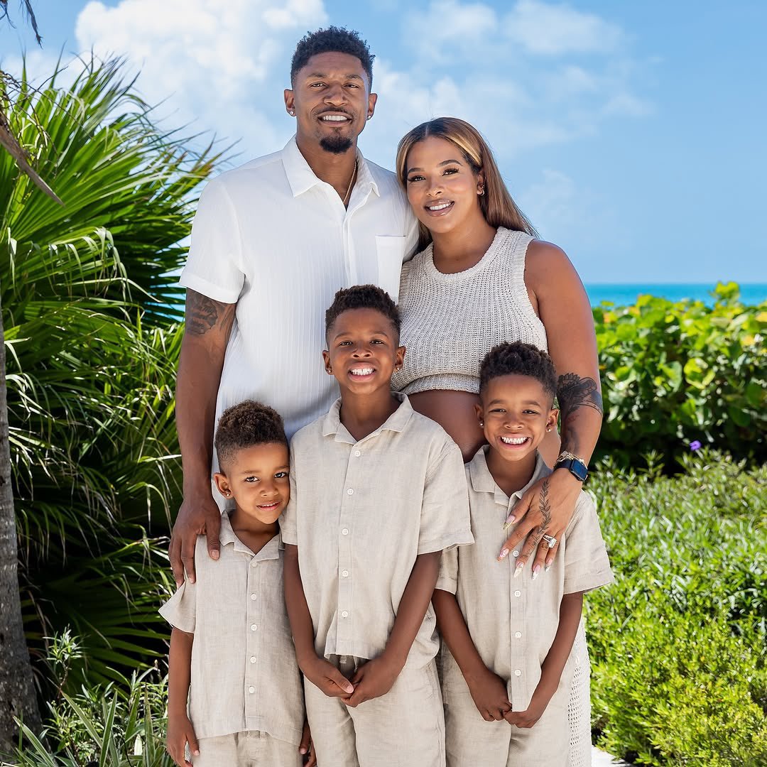 wavecheckers's tweet photo. Brad Beal &amp; Kamiah Adams-Beal with the kids 🏝️ https://t.co/63bMpwiQCZ