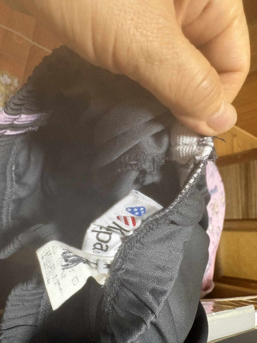 wildverymama's tweet photo. メルカリ
新品未使用の品
届いたらこれ

ワッペンつけたら着れませんかと
返品は、お気に召せないようだった

メルカリ歴長いけど、初めて
明日、返品すると思う
私の送料負担らしい
新品未使用なら名前書いてる？写真添付に気づかなかった
新品未使用で検索かけてたから信用した私の罰なのか https://t.co/f9esiooRU7