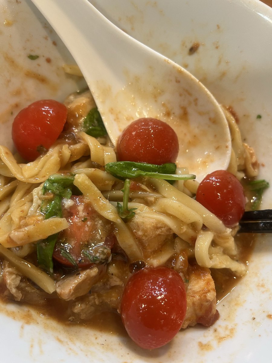 sasapotemo's tweet photo. まずは、混ぜる前に下のスープのみを味わってと伝授🤭

そして優しくまぜまぜ🍅🍅🍅たっぷりで塊チャーがボリューム感あり😳〆には🍚🍅🧀でリゾットに☺️

麺量最小でしたが、やはりともちんヘルプで助かった😅 https://t.co/sgkcIHtfgF