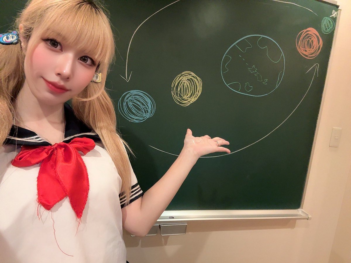 nanahoshi_julia's tweet photo. 惑星の授業w
セーラー服で♫

＜じゅりあ豆知識＞
こっちも似合うけど
じゅりあはブレザーの方が似合う。

#七星じゅりあ #セーラー服 #惑星 https://t.co/iQYY6tTs1S