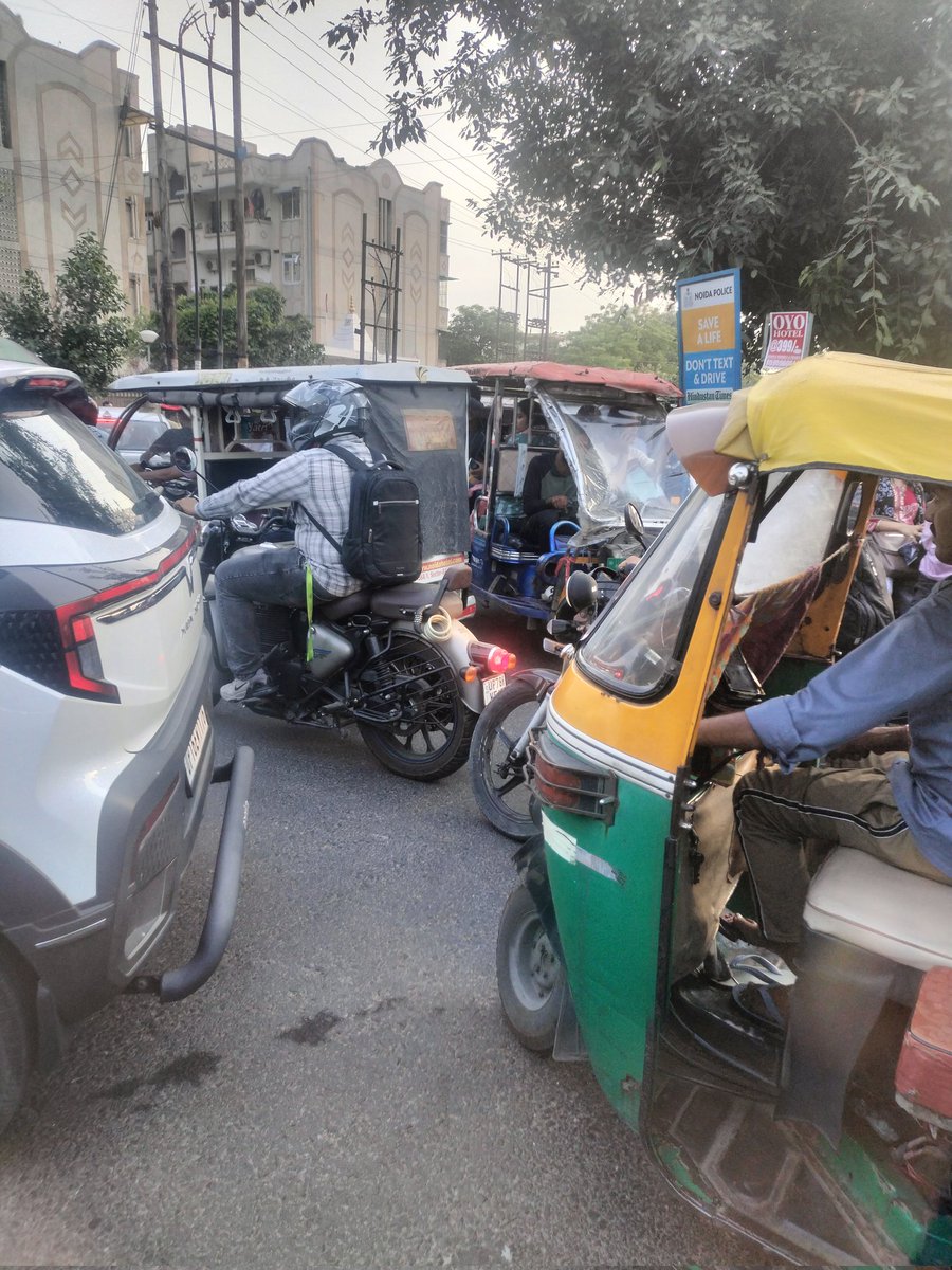 sidspin's tweet photo. रोज की बात हो गई है ही सेक्टर 62, c block, मिठास के सामने, wrong side से e रिक्शा सवारी बैठा कर लाते हैं, और भीषण जाम का कारण बनते हैं। मुश्किल से 50 मीटर दूर पुलिस खड़ी रहती है पर करती कुछ नहीं। @myogioffice जी अगर आम आदमी को ऐसे ही परेशानी होती रही तो कैसे चलेगा। @noidapolice https://t.co/HJftZKcCYr