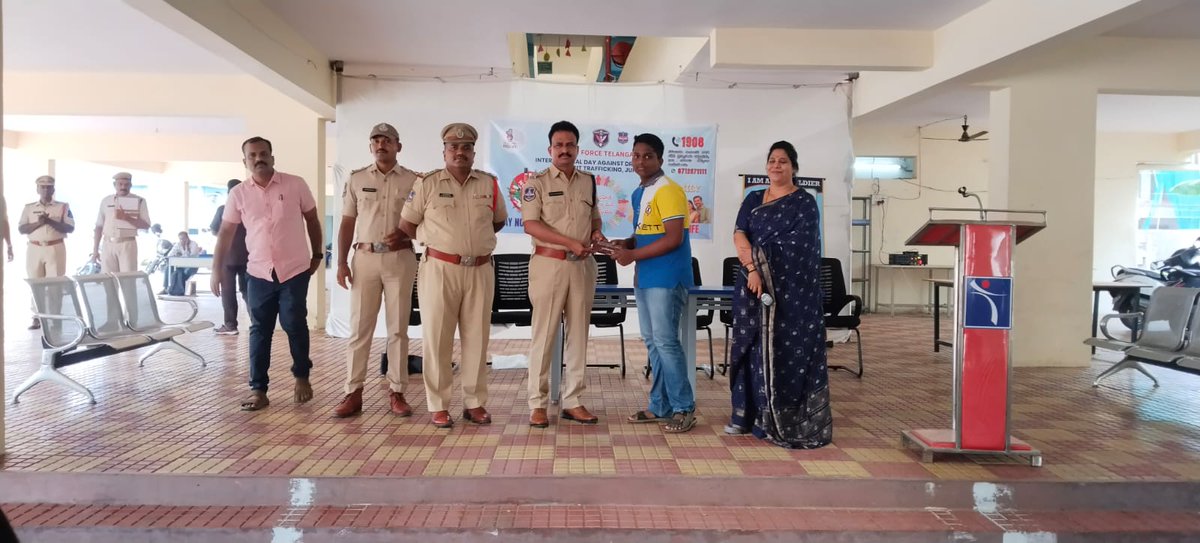 acpbpt418's tweet photo. Today ACP Begumpet attended a Drug Awareness Programme at Sree Chaitanya School, Bowenpally, conducted by SHO Bowenpally. Around 300 students participated. A debate competition on drug abuse was also held, and prizes were awarded to the best performers.
#SayNoToDrugs https://t.co/tp1YoqxT4G