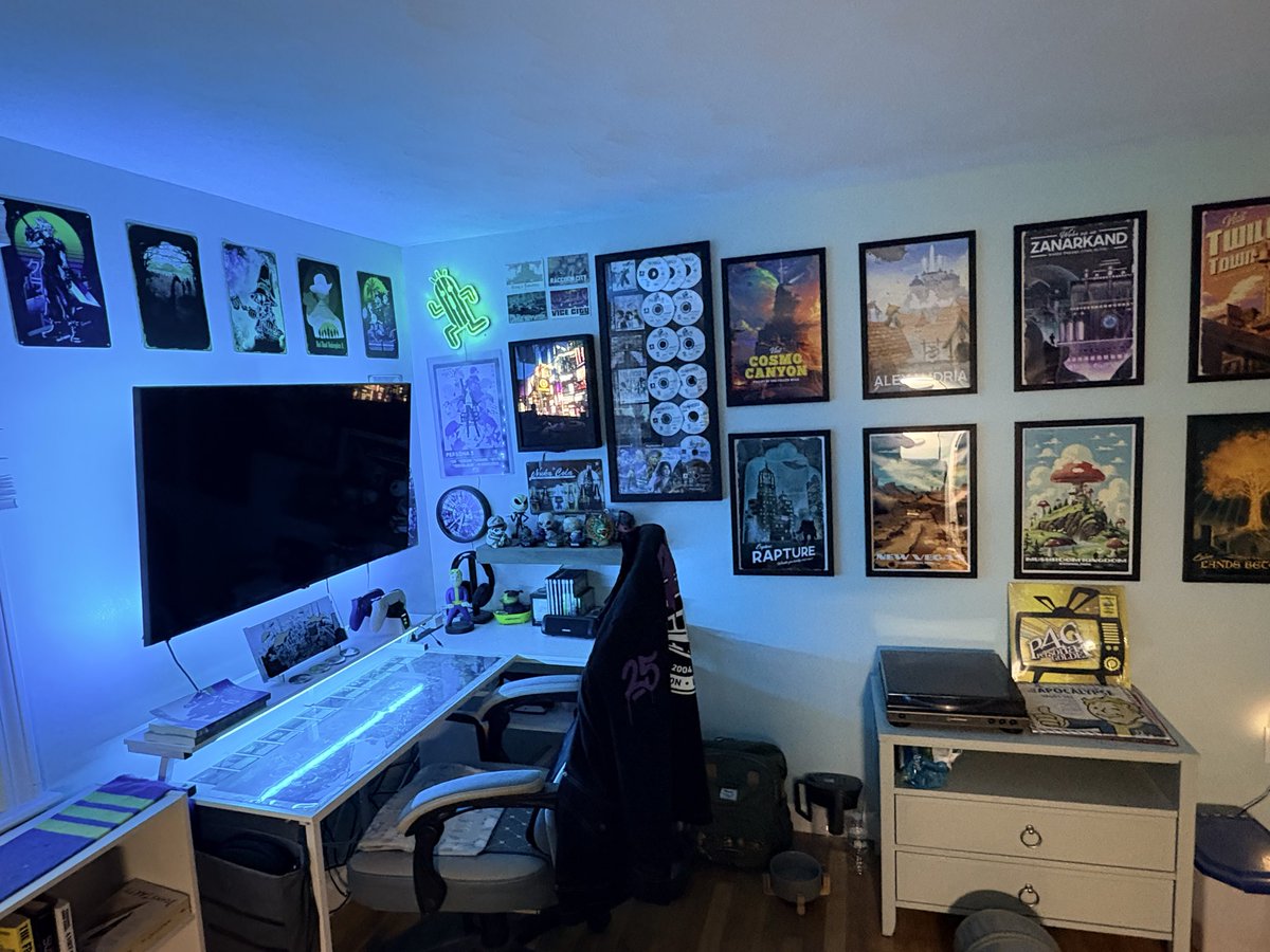 GilesWise's tweet photo. Been updating the spare bedroom into a gaming/reading room. Think it came out pretty good. Thanks @TimGettys @GameOverGreggy @SadBoyBarrett @KindaFunnyVids @SquareEnix for showing that adults can still enjoy video games. https://t.co/pma5dN7LG8