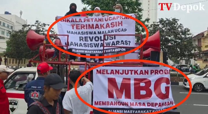 akunhewan's tweet photo. 1. februari 2024: demo mendukung jokowi

2. agustus 2025: demo terima kasih prabowo

3. juni 2026: demo mendukung mbg

temukan persamaannya 😹 https://t.co/ShvBIKmViM