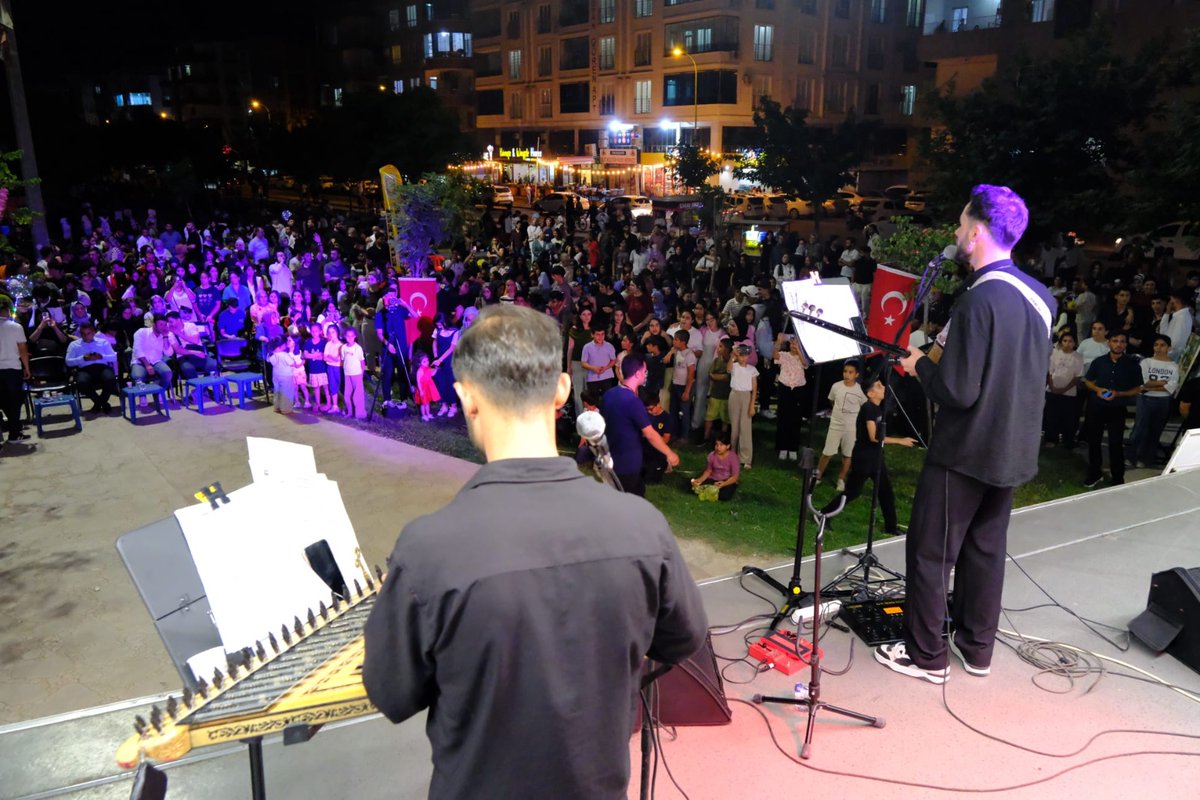 sanliurfabld's tweet photo. Yazın coşkusu Viranşehir’de başladı🎶 

Şanlıurfa Büyükşehir Belediyemiz tarafından düzenlenen “Yaza Merhaba” konserlerinin ilk durağı Viranşehir oldu. Tren Yolu Kent Parkı’nda sahne alan Gençlik Merkezi kursiyerlerimiz, seslendirdikleri birbirinden güzel eserlerle vatandaşlarımıza unutulmaz bir gece yaşattı.

🎤 Müzik dolu anlar,
🎨 Resim sergisi,
🎈 Çocuk etkinlikleri ve
💃 Halaylarla taçlanan gece, her yaştan vatandaşımızı bir araya getirdi.

Yaz boyunca sürecek etkinliklerimizle kültür, sanat ve eğlenceyi ilçelerimizle buluşturmaya devam edeceğiz.