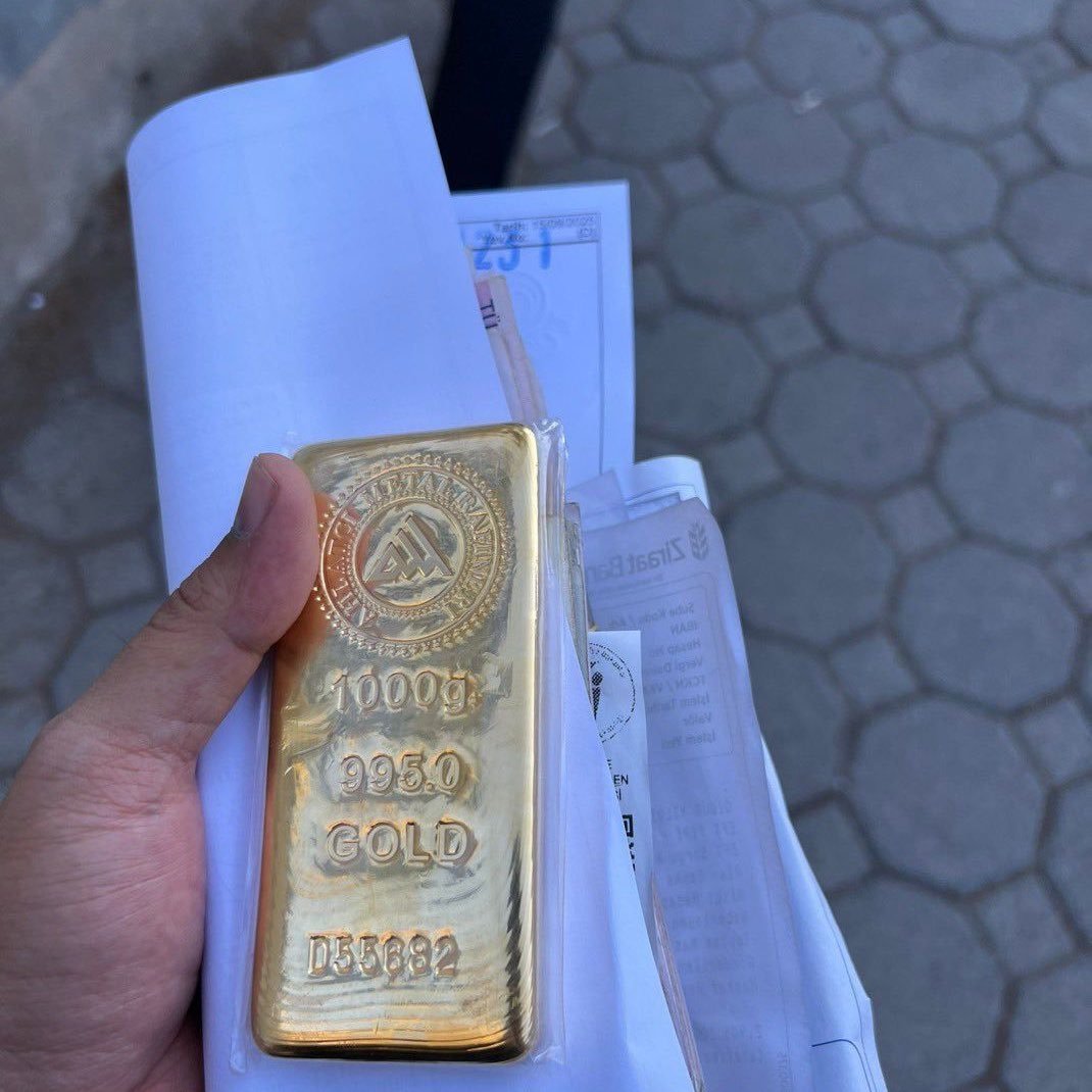 EmreSRGM's tweet photo. Evini satıp tüm parasını altına yatıran adamı hatırlıyor musunuz? 

Hani "1-2 yıl içinde 4 ev alacağım" diyordu. 

Çoğu insan Ev almak için altın biriktirir bu adam olan evini daha çok ev alabilme ümidiyle satıp altın aldı.

Bugün itibarıyla yaklaşık 1 milyon TL civarı zararda. Üstelik evini sattığı için kiraya geçmişti. 

Aylık 15-20 bin TL civarında kira ödediğinide varsayarsak bu zarar daha da büyüyor...

Yatırımın sadece getirisi değil, zamanlaması ve risk yönetimi de önemli.

- Sizce evini satıp tüm parayı altına yatırması mantıklı mıydı?
 #XAUUSD