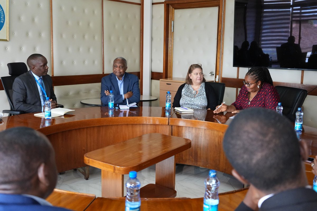 KEMRI_Kenya's tweet photo. KEMRI hosted a delegation from @AREF_Africa, led by Prof. Alex Corrah and Prof. Akhere Omonkhua, to explore opportunities for strengthening research capacity and expanding collaboration.

The delegation met with KEMRI team, led by Dr. Martin Bundi rep Ag. VC/CEO https://t.co/Wnh9l1y9c3