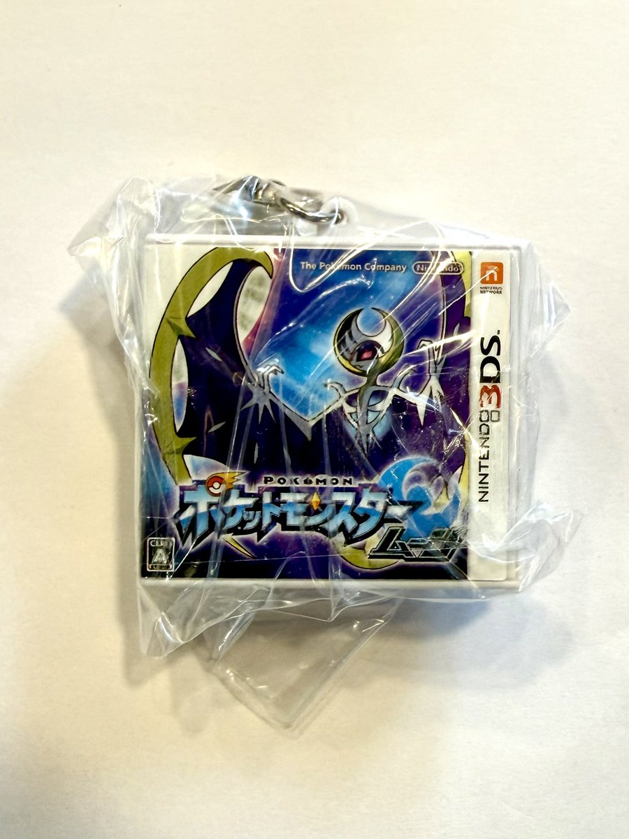 low____w's tweet photo. ポケモン　パッケージ＆カートリッジキーホルダーコレクション　ポケットモンスター　ポケモンセンター交換

【譲】ムーン

【求】ダイヤモンド、パール、ブラック、ホワイトのいずれか

郵送希望
お気軽にお声掛けくださいm(_ _)m https://t.co/XxXnfLSUEW
