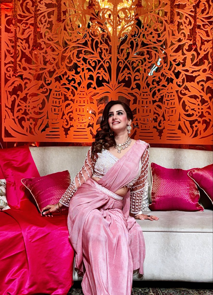 AnchorPiya's tweet photo. Blush tones, bright lights, and beautiful moments stitched together with every announcement. ✨🌸🎤
Look details: @sahelicreations
#anchorpiyasharma🎤
#luxuryweddingevents
#weddinghostindia
#pinkglam
#stagecharm https://t.co/lm3ihraSZw