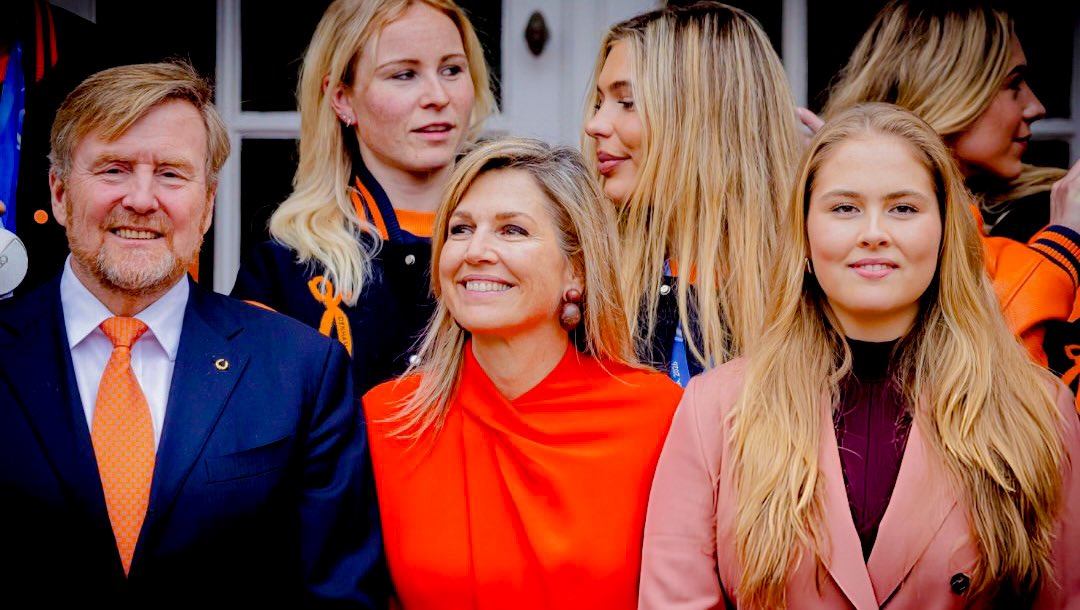 royalchildren_'s tweet photo. #KingWillemAlexander #QueenMaxima and #PrincessCatharinaAmalia of The Netherlands receive the Dutch medal winners of the Milano Cortina 2026 Winter Olympics, at Noordeinde Palace in The Hague, Netherlands 🇳🇱🥇 -February 24th 2026.
.
📷 : Patrick van Katwijk/@GettyImages https://t.co/dh5QNaOFcf