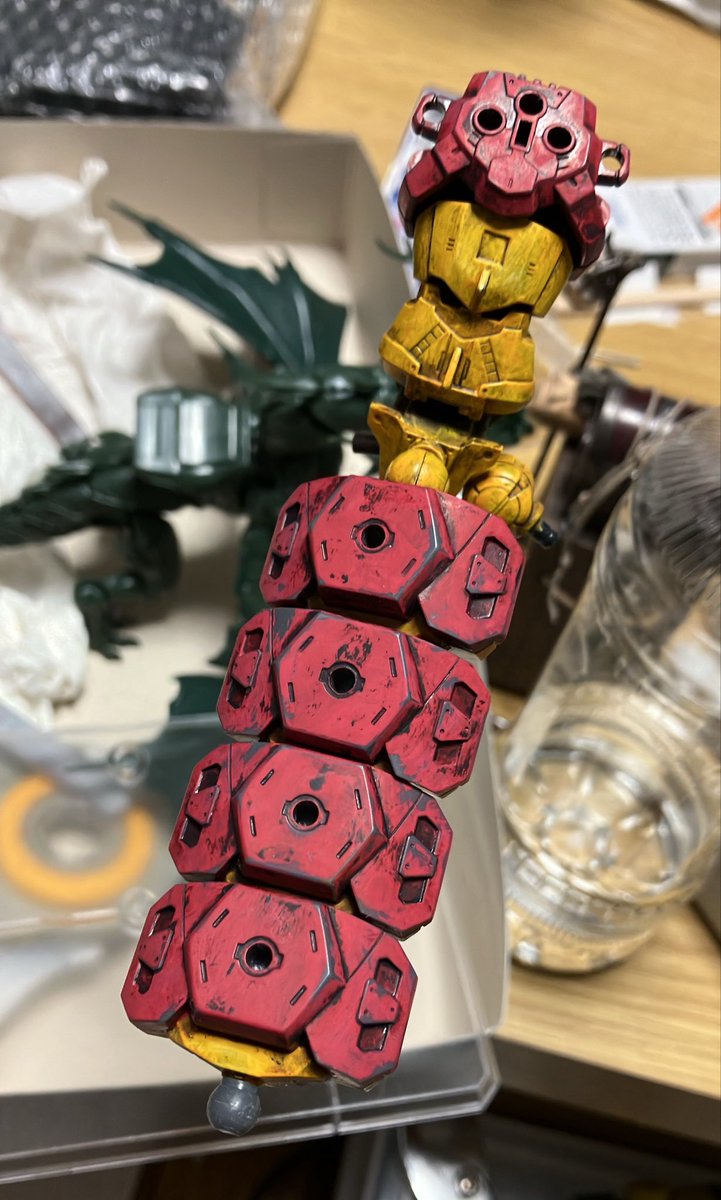 DogM299's tweet photo. ムカデの色を意識して、赤の上に黒に近い色を乗せたけど、違和感の塊だったから無水エタノールで色を剥がしたら悪く無い感じになっちゃった
ムカデからは遠かったけど、毒虫ポイので良しか？

さっきまで絶望して、全剥がしして青系で塗り直そうと思ってたけど、これでいっちゃうか… https://t.co/PX8Qs5BlgH
