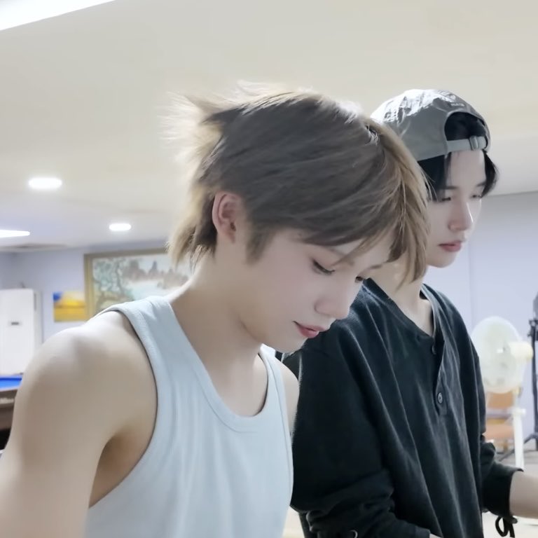 kendyyiii's tweet photo. 뒷머리 삐죽이 https://t.co/IFSGvfdv5m