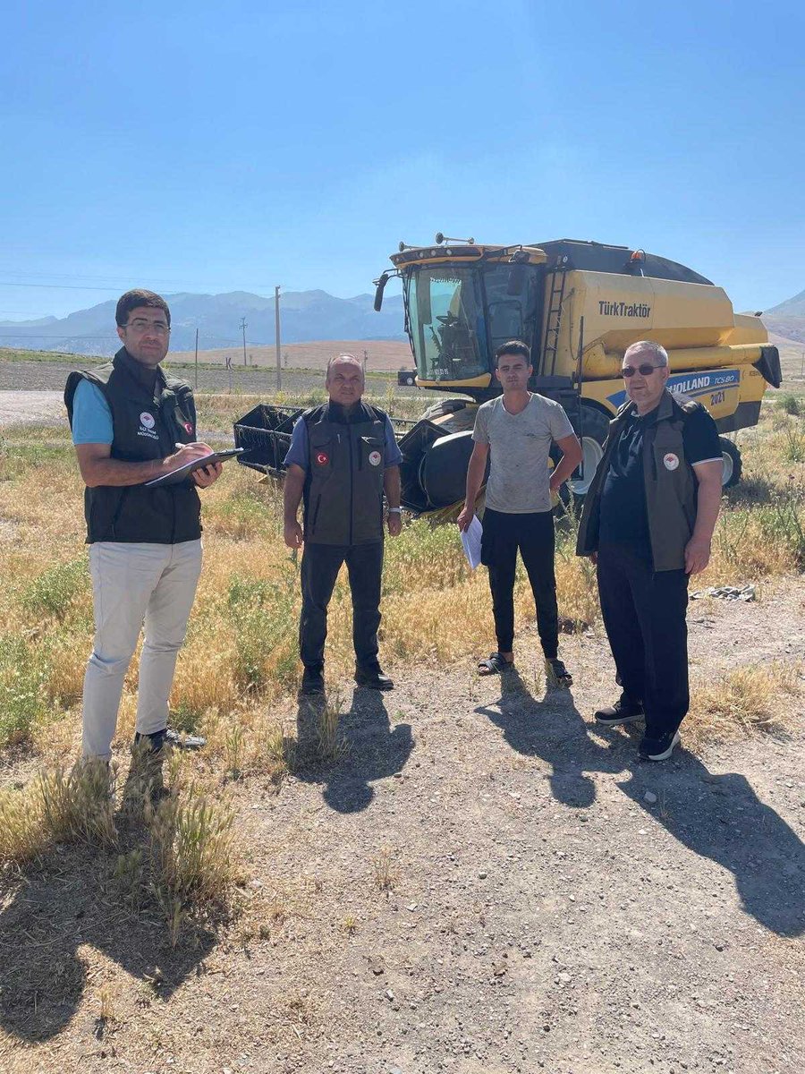 konyailtarim's tweet photo. 🌾Karapınar’da Hasat Sezonu Hazırlıkları Başladı

Karapınar İlçe Tarım ve Orman Müdürlüğümüz tarafından, 2026 üretim sezonunda hububat hasadında görev alacak biçerdöver sahipleri ve operatörlerine yönelik bilgilendirme çalışmaları başlatılmıştır. https://t.co/dr47vstMco