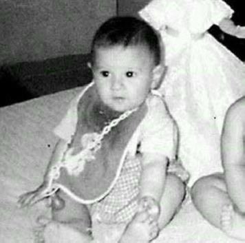 marbarkin's tweet photo. No sé si existen palabras para agradecer una vida entera de alegrías y enseñanzas, pero si las hay, todavía no las encontré.

Solo sé que, cuando piense en los recuerdos más felices de mi vida, inevitablemente voy a encontrarte en muchos de ellos.

Feliz cumpleaños, Leo. Te amo. https://t.co/McEV15qwhR