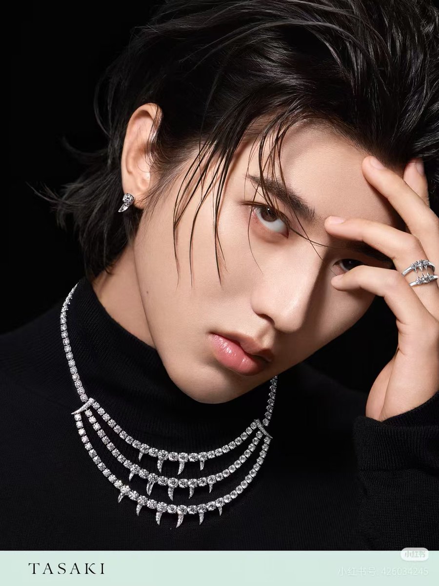 sky961106's tweet photo. Talented musician Cai Xukun perfectly blends original music with high-end fashion aesthetics.

KUN’s MFW moment
#KUN #KUNxTHOMBROWNESS27 #KUNxTHOMBROWNE #THOMBROWNE 
@kun_officialx @ThomBrowne https://t.co/ntP8C3ec69