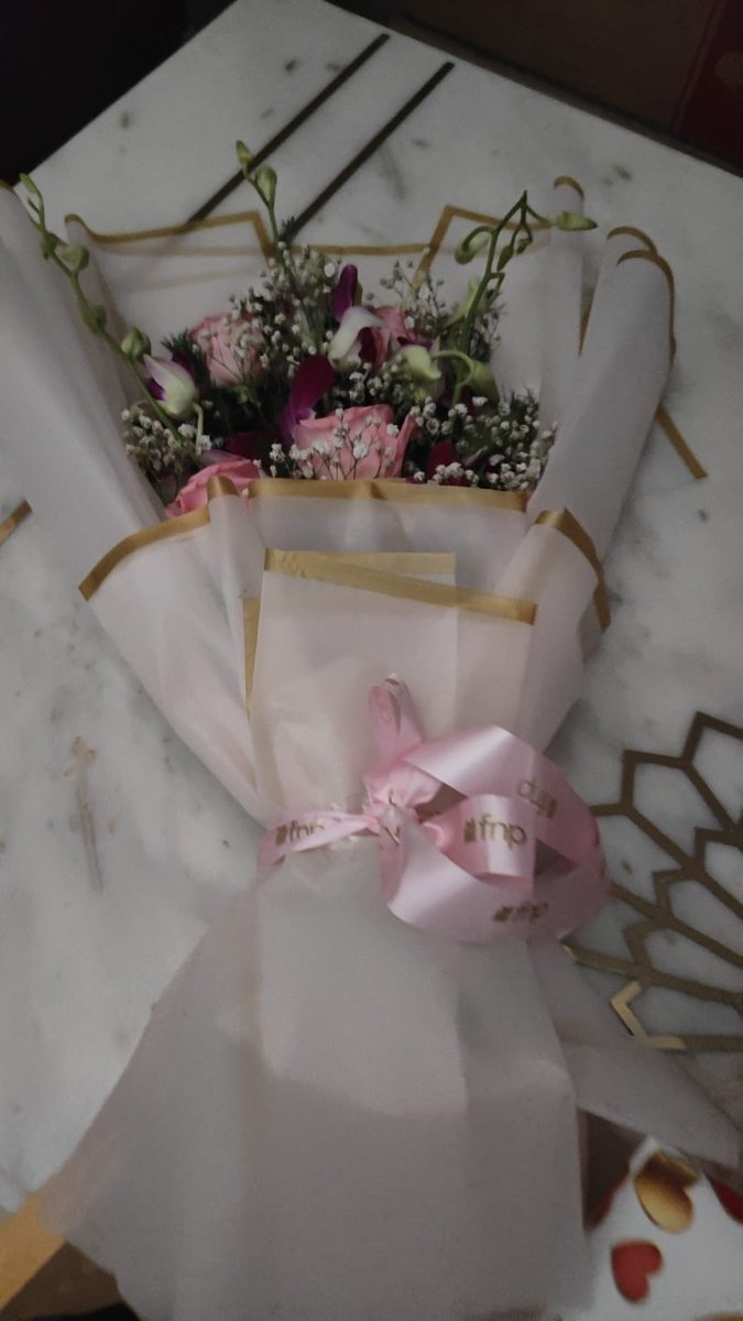 dhotresailee's tweet photo. @fnpindia I ordered a flower bouquet which looked wholesome in your online cart and look what you have sent. Pls stop cheating people after charging so much money. FRAUD PRACTICE https://t.co/YMrFHRS3t0