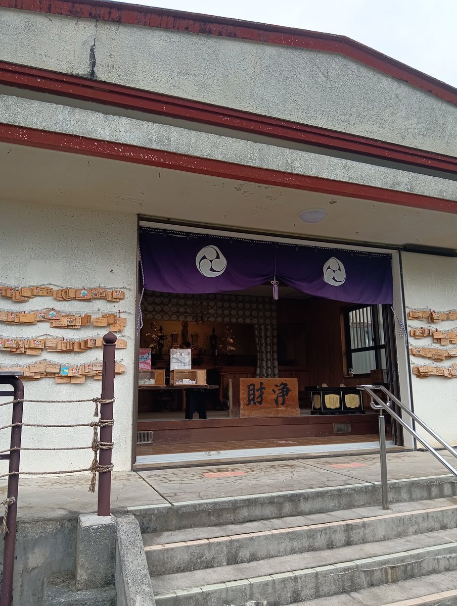 orangecat364's tweet photo. 伊江島の浮亀山照太寺の御朱印です🤠

琉球国王尚清により創建された勅願寺です🙏

その昔この地が毎晩明るく光を放っていたことから王府の使者が調べると大きな古鏡が発見されました🪞

この鏡は天照大御神の権現とされ社を建立し鏡を安置したそうです⛩️

照太寺の名前の由来は天照大御神に因みます🙂 https://t.co/8IpYJUCVa9