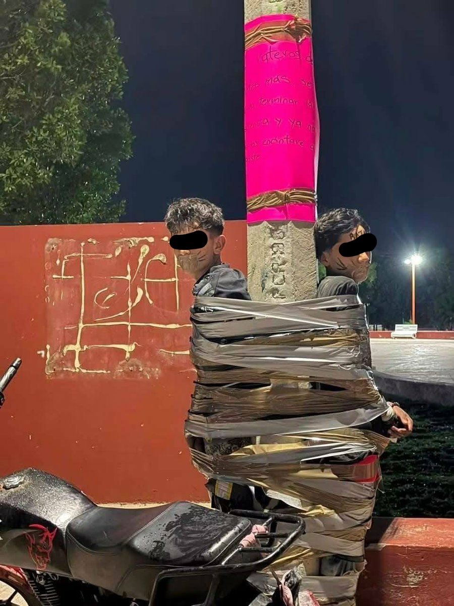 michelleriveraa's tweet photo. 🔴 #JALISCO Harto de la inseguridad en Lagos de Moreno, un hombre anónimo se convirtió en vigilante. Tras la falta de ayuda de autoridades, empezó a cazar robamotos. Dejo 5 detenidos en 10 días. Los vecinos lo llaman 'Batman de Lagos de Moreno'. ¿Señal de hartazgo o de valentía? https://t.co/XKTONKB5vC