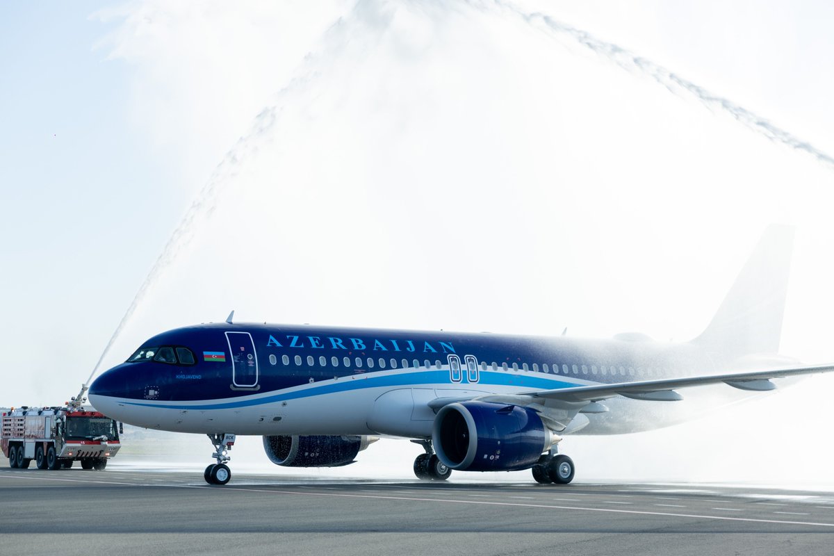Gate7aviation's tweet photo. Azerbaijan Airlines (AZAL) a agrandi sa flotte avec un nouvel Airbus A320neo ultramoderne.
Ce nouvel appareil est le quatrième Airbus A320neo de la flotte d'AZAL, qui compte actuellement 28 avions.#AZAL ambitionne de porter sa flotte à 50 appareils d'ici 2032.
L'introduction de ce nouvel appareil vise à offrir aux passagers une expérience de voyage plus confortable et moderne. La cabine Airspace propose un intérieur plus spacieux, des sièges spécialement conçus et des compartiments à bagages plus grands, améliorant ainsi le confort des passagers. L'appareil est également équipé d'un système de divertissement moderne, d'une connexion Wi-Fi haut débit et d'écrans individuels en classe affaires.
Grâce à ses moteurs de nouvelle génération, l'Airbus A320neo consomme moins de carburant, réduit ses émissions de carbone et peut opérer efficacement sur les liaisons régionales et moyen-courriers avec une autonomie allant jusqu'à 6 300 kilomètres.
L'ajout de ce nouvel appareil à la flotte est particulièrement important pour AZAL car il contribue à accroître son efficacité opérationnelle, à réduire sa consommation de carburant et son impact environnemental, à améliorer la qualité de service et à ouvrir de nouvelles destinations.
#AzerbaijanAirlines #Airbus #320neo @azalofficial